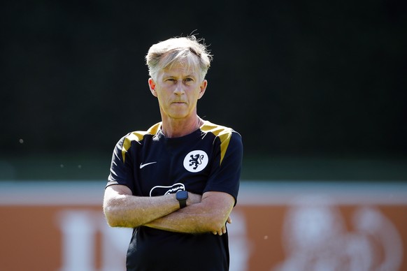 epa12188889 Netherlands women&#039;s national soccer team coach Andries Jonker looks on during a training session of the team in Zeist, Netherlands, 21 July 2025. Netherlands prepares for the UEFA Wom ...
