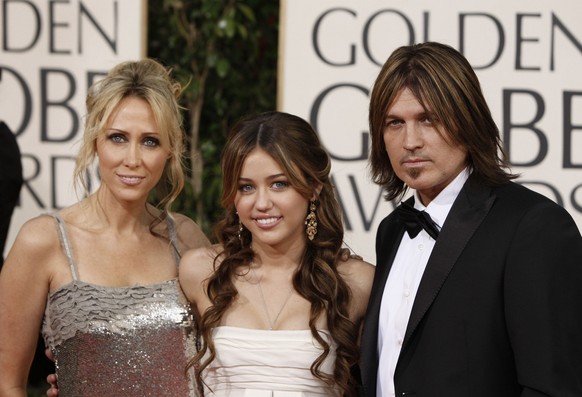 ARCHIV: Die US-amerikanische Saengerin und Schauspielerin Miley Cyrus (M (Foto vom 11.01.09).) mit ihren Eltern Billy Ray Cyrus und Leticia &quot;Tish&quot; Cyrus, aufgenommen in Los Angeles (USA) auf ...