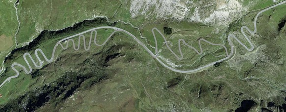 Visualisierung des neuen Strassenverlaufs am Julierpass: Zwischen Alp Suracqua und Tgesa Brüscheda sind 15 zusätzliche Kurven geplant.