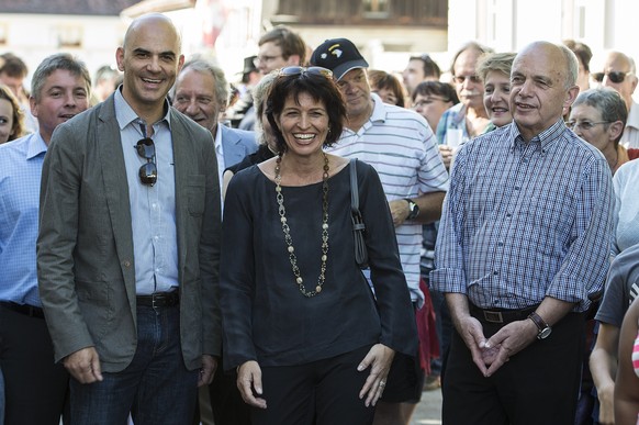 Die Bundesraete Alain Berset, Doris Leuthard und Ueli Maurer, von links, lachen anlaesslich ihrer Bundesratssreise, am Donnerstag, 3. Juli. 2014, in Motiers, im Val de Travers. (KEYSTONE/ Peter Schnei ...