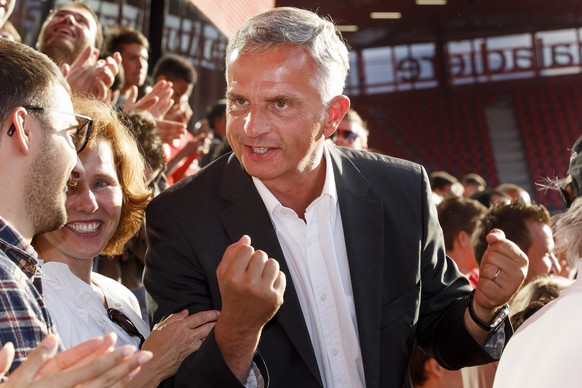 Der Bundespräsident freut sich über das 2:1 im Spiel der Schweiz gegen Ecuador bei einer Live-Übertragung im Stade de la Maladière von Neuchâtel.