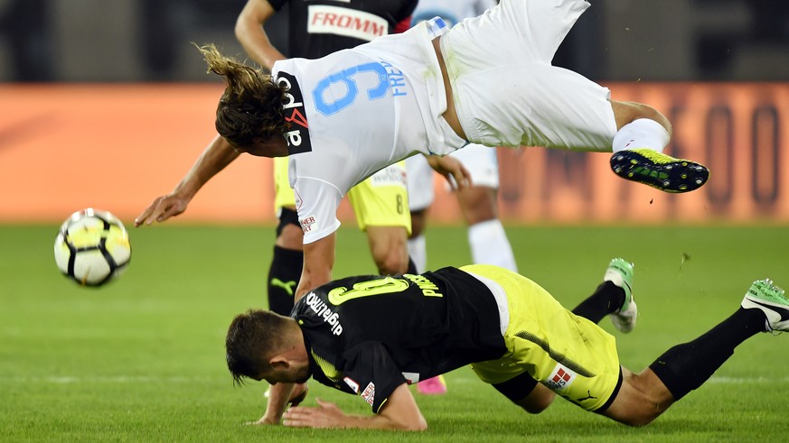 Der Grasshopper Alban Pnishi, unten, gegen den Zuercher Michael Frey, oben, beim Fussballspiel der Super League FC Zuerich gegen den Grasshopper Club Zuerich im Stadion Letzigrund in Zuerich am Samsta ...