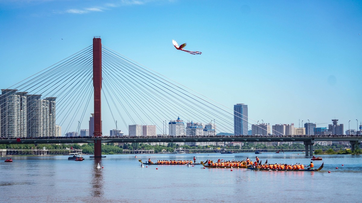 240610 -- JILIN, June 10, 2024 -- Contestants participate in a dragon boat race on Songhua River in Jilin, capital city of northeast China s Jilin Province, June 10, 2024. The Dragon Boat Festival, al ...