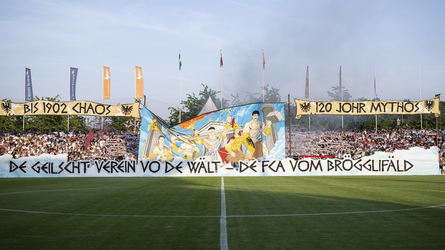 Aarau Fans zeigen ihre Fahnen in der Fussball Challenge League zwischen dem FC Aarau und dem FC Vaduz im Stadion Bruegglifeld in Aarau, am Samstag, 21. Mai 2022. (KEYSTONE/Ennio Leanza)
