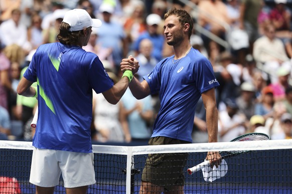 Alex de Minaur, left, of Australia, shakes hands with Leandro Riedi, of Switzerland, after their match during the fourth round of the US Open tennis championships, Monday, Sept. 1, 2025, in New York.  ...