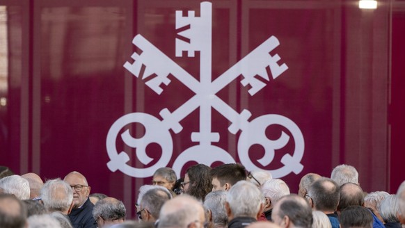 KEYPIX - UBS Aktionaere warten auf den Einlass in die Halle, anlaesslich der Generalversammlung der Bank UBS in der Messe Luzern am Donnerstag, 10. April 2025 in Luzern. (KEYSTONE/Urs Flueeler).