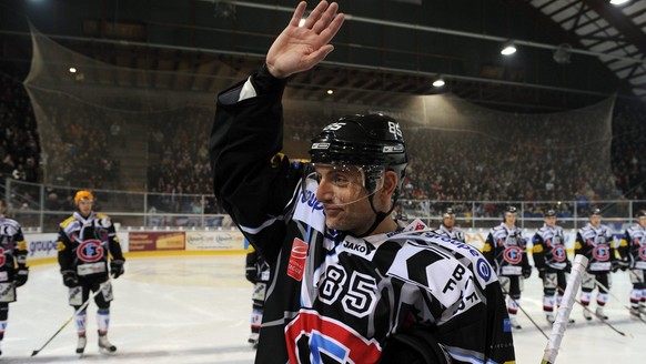 Die Fribourger Gil Montandon wird vor seinem 1&#039;000. NLA Spiel geehrt, vor dem Eishockeyspiel der National League A zwischen dem HC Fribourg Gotteron und den Kloten Flyers, am Freitag, 15. Februar ...