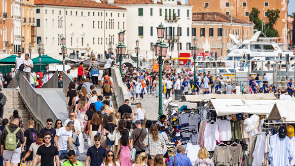 Overtourism in Venedig. Fünf Euro Eintritt zahlen Tagesbesucher seit 2024. Während der Hauptsaison werden Tagesgäste am Wochenende zur Kasse gebeten. 30 Millionen Touristen im Jahr bei 50.000 Einwohne ...