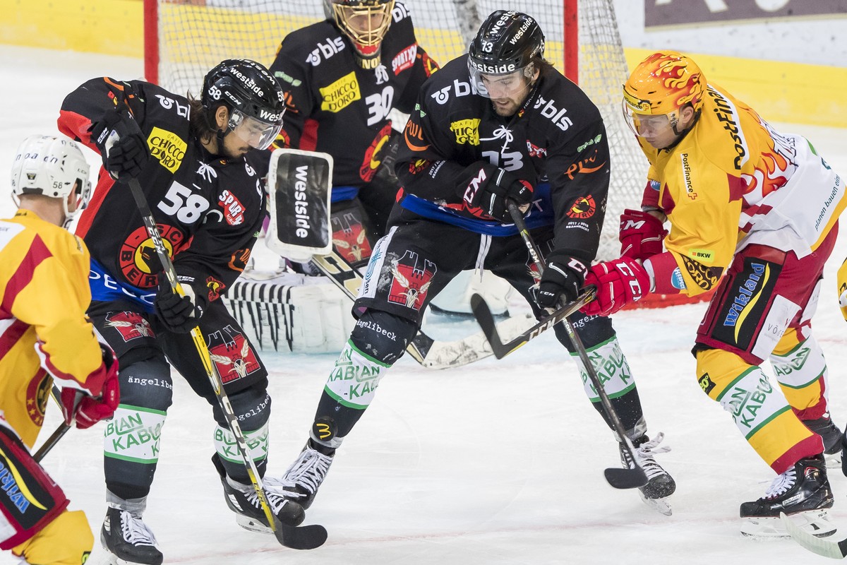 Berns Eric Blum, links, und Berns Luca Hischier, Mitte, gegen Langnau's Topskorer Antti Erkinjuntti, rechts, waehrend dem Eishockey-Meisterschaftsspiel der National League zwischen dem SC Bern un ...