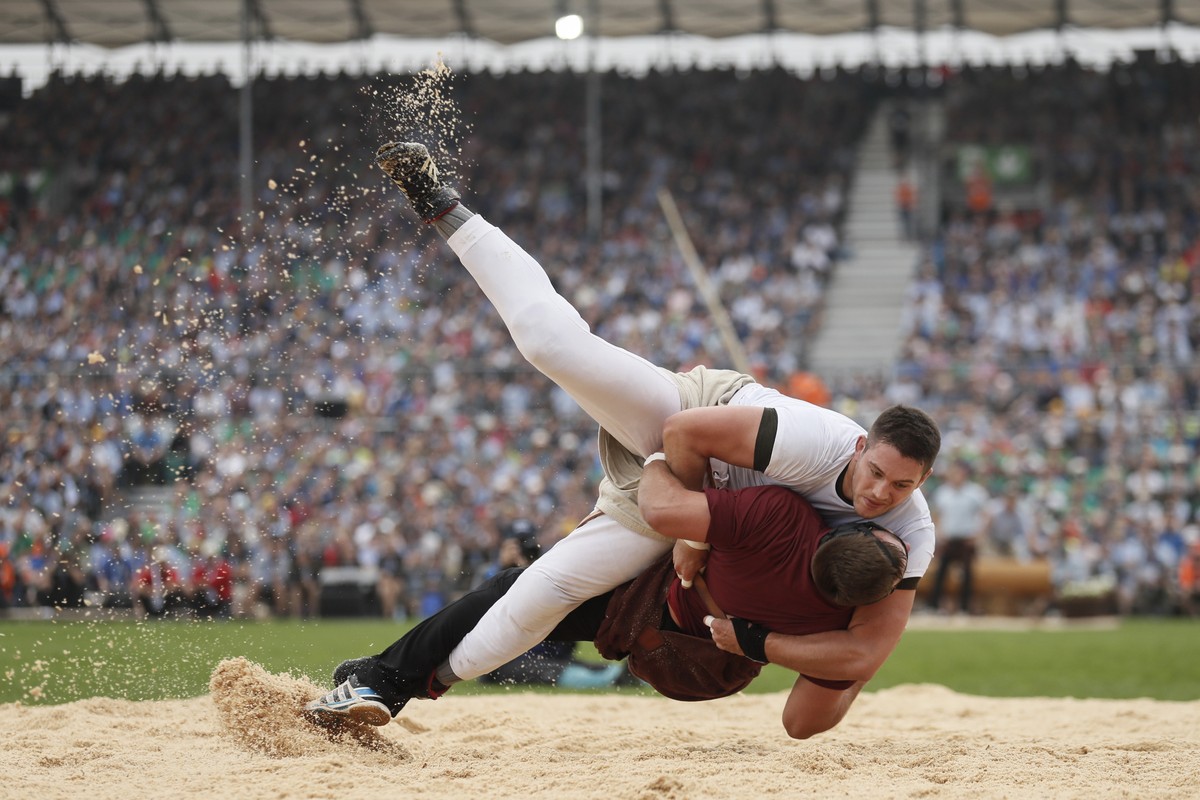 Marcel Bieri, oben, schwingt mit Niklaus Zenger im 1. Gang am Eidgenoessischen Schwing- und Aelplerfest (ESAF) in Zug, am Samstag, 24. August 2019. (KEYSTONE/Alexandra Wey)