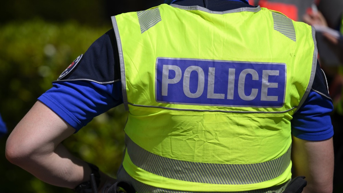 Le mot "Police" est photographie sur un gilet porte par un policier de la villle de Lausanne lors d'un exercice de secours dans le nouveau tunnel sous l'avenue d'Echallens du  ...