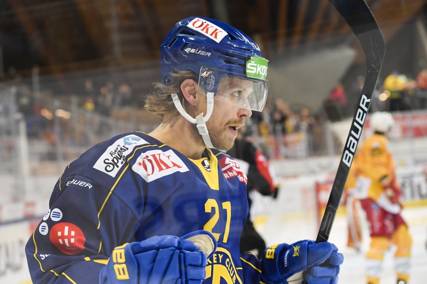 Davos&#039; Mattias Tedenby bejubelt sein Tor zum 2-1 beim Eishockey-Qualifikationsspiel der National League A zwischen dem HC Davos und den SCL Tigers, am Dienstag, 3. Dezember 2019, im Eisstadion in ...