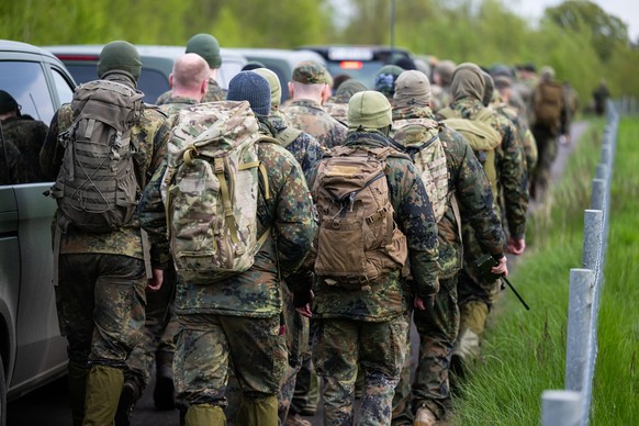 25.04.2024, Niedersachsen, Burweg: Soldaten der Bundeswehr durchsuchen das Ufer unweit der Oste. Der sechs Jahre alte Arian aus Elm im Landkreis Rotenburg (W�mme) bleibt auch am vierten Tag in Folge v ...