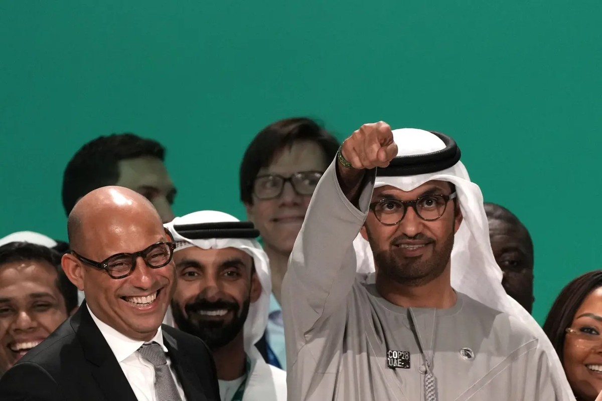 Der Präsident des COP 28, Sultan Al Jaber aus den Vereinigten Arabischen Emiraten, freut sich zusammen mit UN-Klimachef Simon Stiell über das Abschlussdokument.
