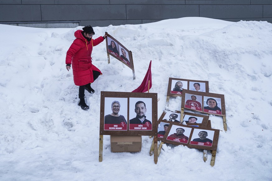 A woman carries political placards for the upcoming elections in Nuuk, Greenland, Saturday, March 8, 2025. (AP Photo/Evgeniy Maloletka)
APTOPIX Greenland Daily Life