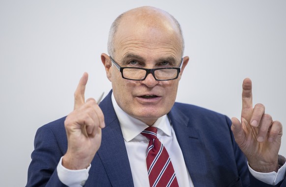 Gregor Zuend, Vorsitzender der Spitaldirektion des Universitaetsspital Zuerich, spricht an einer Medienkonferenz ueber die Situation in den Spitaelern im Kanton Zuerich im Zusammenhang mit der Coronav ...