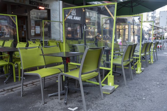 Vor dem Restaurant VIP sind die Sitzplaetze zum Schutz vor dem Coronavirus durch mit Plastik bespannten Holzrahmen voneinander abgetrennt, in Basel, am Freitag, 20. November 2020. Wegen der Coronaviru ...