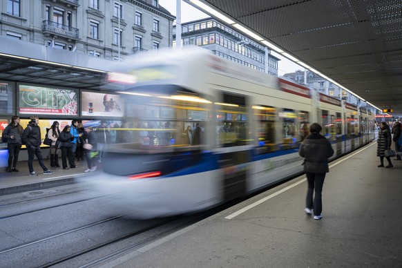 Ein Tram am Hauptbahnhof in Zuerich am ersten Werktag nach dem Fahrplanwechsel, am Montag, 15. Dezember 2025 in Zuerich. Fuer die Verkehrsbetriebe VBZ ist es der "groesste Fahrplanwechsel der Ges ...