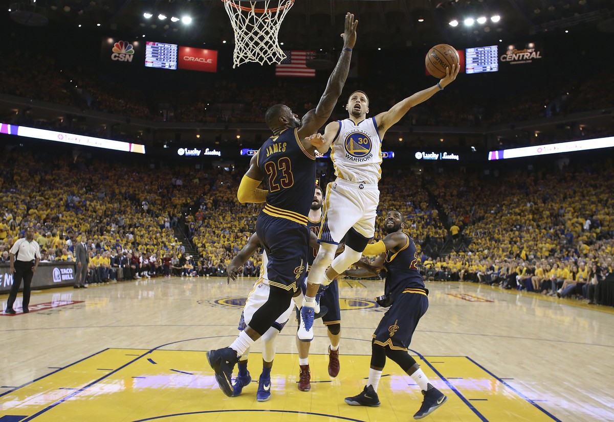 Steph Curry steigert sich trotz Foulproblemen, «King» James enttäuscht auf ganzer Linie.