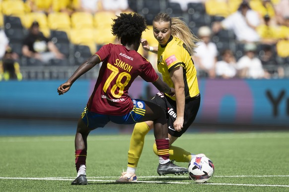 Benedicte Simon (SFCCF), links, und Maja Jelcic (YB) in Aktion im ersten Fussball Playoff Final-Spiel der AXA Women's Super League zwischen den BSC YB Frauen und Servette FC Chenois Feminin, am M ...