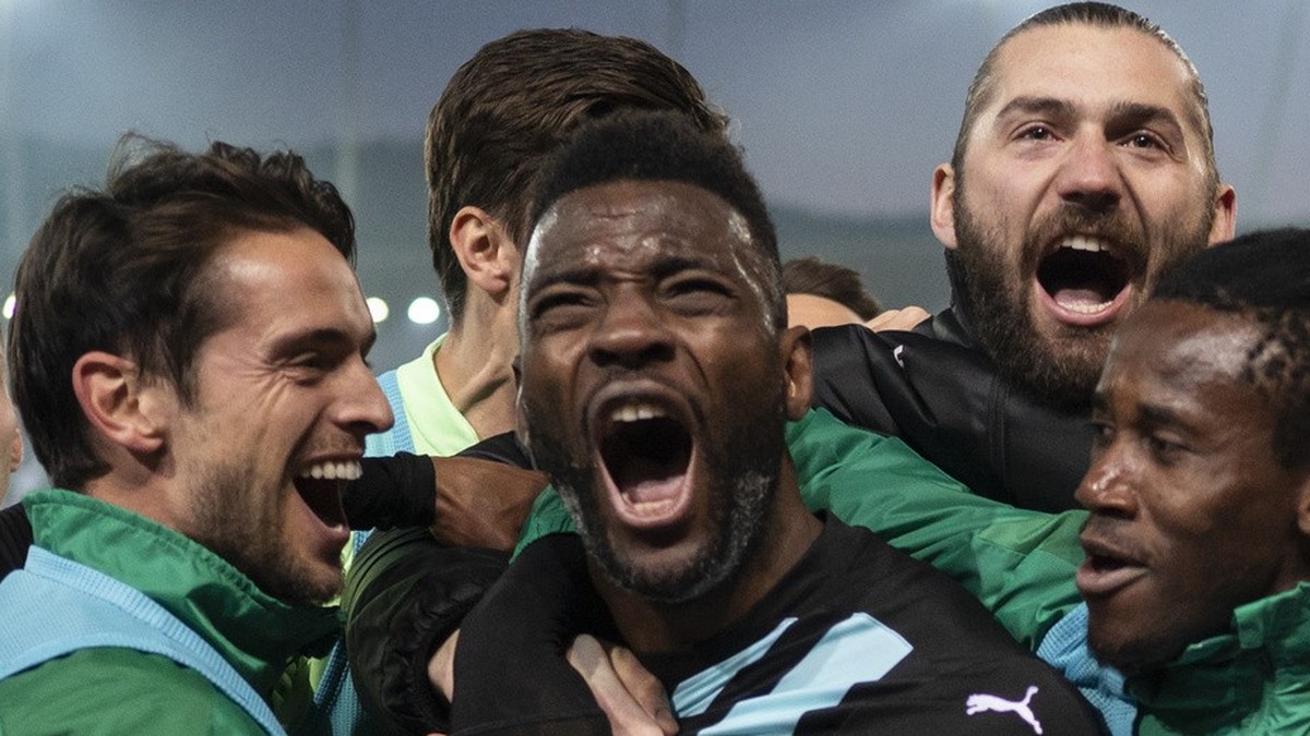 Jean-Pierre Nsame (SG) (Mitte) jubelt nach seinem 1:2 Tor im Fussball Meisterschaftsspiel der Super League zwischen Zuerich, FCZ, und FC St.Gallen 1879, SG, im Letzigrund, am Sonntag, 9 Februar 2025 i ...