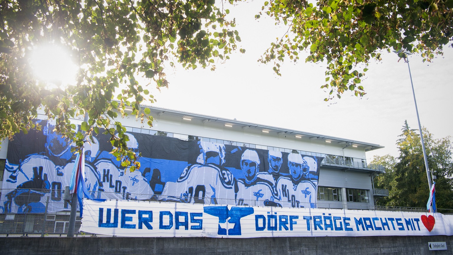 Fans haben ein riesiges Transparent aussen an die Swiss Arena angebracht, fotografiert anlaesslich des ersten Eishockey-Meisterschaft Heimspiels der Swiss League zwischen dem EHC Kloten und dem HC Thu ...