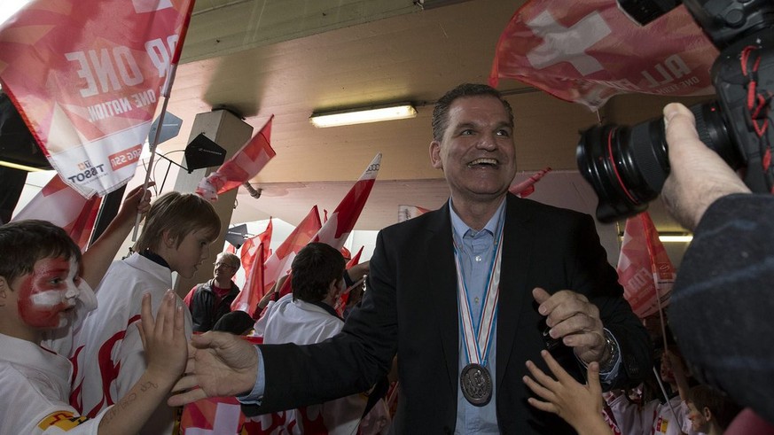 Heldenempfang am Flughafen: Trainer Simpson mit WM-Silber um den Hals.