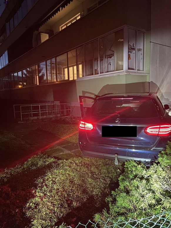 Ein Jugendlicher hat am 6. Januar 2022 in Pratteln BL mit einem gestohlenen Auto einen Selbstunfall verursacht. Er wurde dabei leicht verletzt.