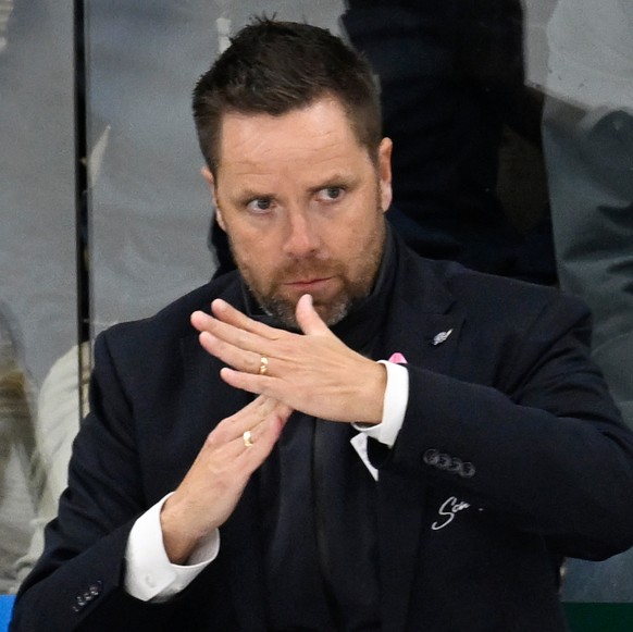 Rapperswils Head Coach Stefan Hedlund, nimmt sein Time-Out beim Eishockey-Qualifikationsspiel der National League zwischen den SCL Tigers und den SC Rapperswil-Jona Lakers, am Dienstag, 31. Oktober 20 ...