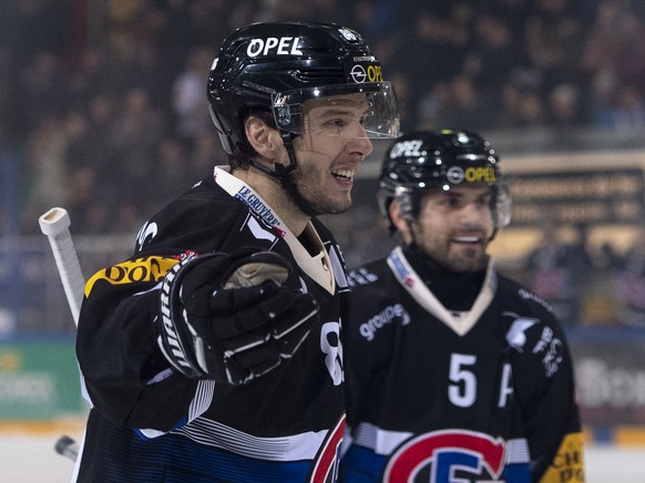 Fribourgs Julien Sprunger, links, jubelt nach seinem Tor (1-0) mit Fribourgs Philippe Furrer, rechts, beim Eishockey Meisterschaftsspiel der National League A zwischen den HC Fribourg Gotteron und dem ...