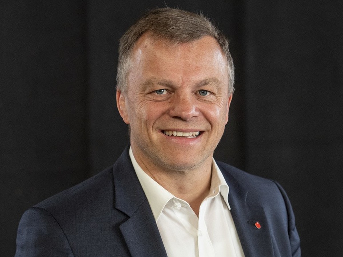 Der Schwyzer Nationalratskandidat, Roman Buergi posiert dem Fotografen anlaesslich einer Delegiertenversammlung der SVP vom Samstag, 1. Juli 2023 in Kuessnacht am Rigi. (KEYSTONE/Urs Flueeler).