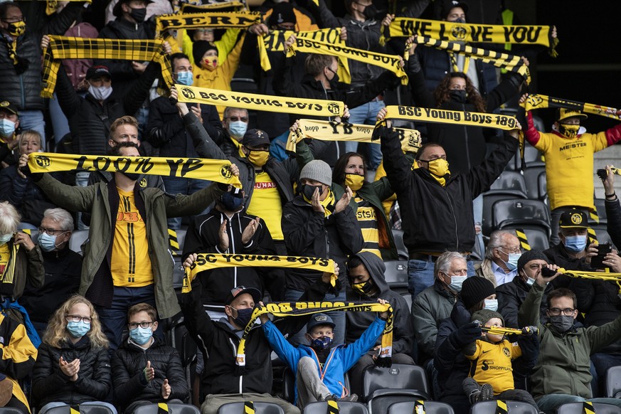 YB Fans begruessen die Spieler im Fussball Meisterschaftsspiel der Super League zwischen den Berner Young Boys und dem FC Vaduz, am Sonntag, 4. Oktober 2020, im Stadion Wankdorf in Bern. (KEYSTONE/Pet ...