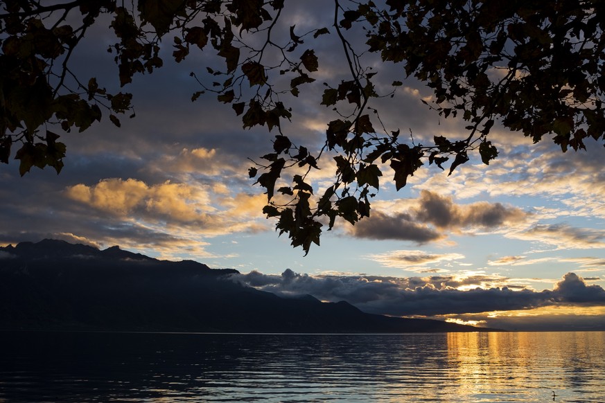 The sun sets in Vevey on Lake of Geneva this Tuesday, October 26, 2016. The French Alps in the background. (KEYSTONE/Cyril Zingaro)