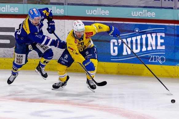 EHC Kloten Stuermer Niko Ojamaeki (Ojamaki) gegen HC Davos Stuermer Enzo Corvi waehrend dem Eishockey-Meisterschaftsspiel der National League zwischen den Teams EHC Kloten und HC Davos am Mittwoch, 13 ...