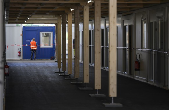 Sicht auf die Baustelle fuer die temporaeren Unterkuenfte Viererfeld (TUV) fuer ukrainische Fluechtlinge waehrend einem Point de Presse der Stadt Bern zur Eroeffnung des Containerdorf fuer Ukraine-Flu ...