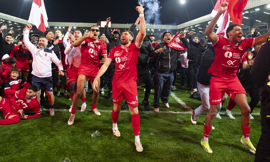Biel&#039;s Captain Anthony De Freitas (FCB), Mitte, und seine Teamkollegen feiern mit den Fans nach dem Sieg im Schweizer Cup Halbfinal-Spiel zwischen dem FC Biel und dem BSC Young Boys, am Samstag,  ...