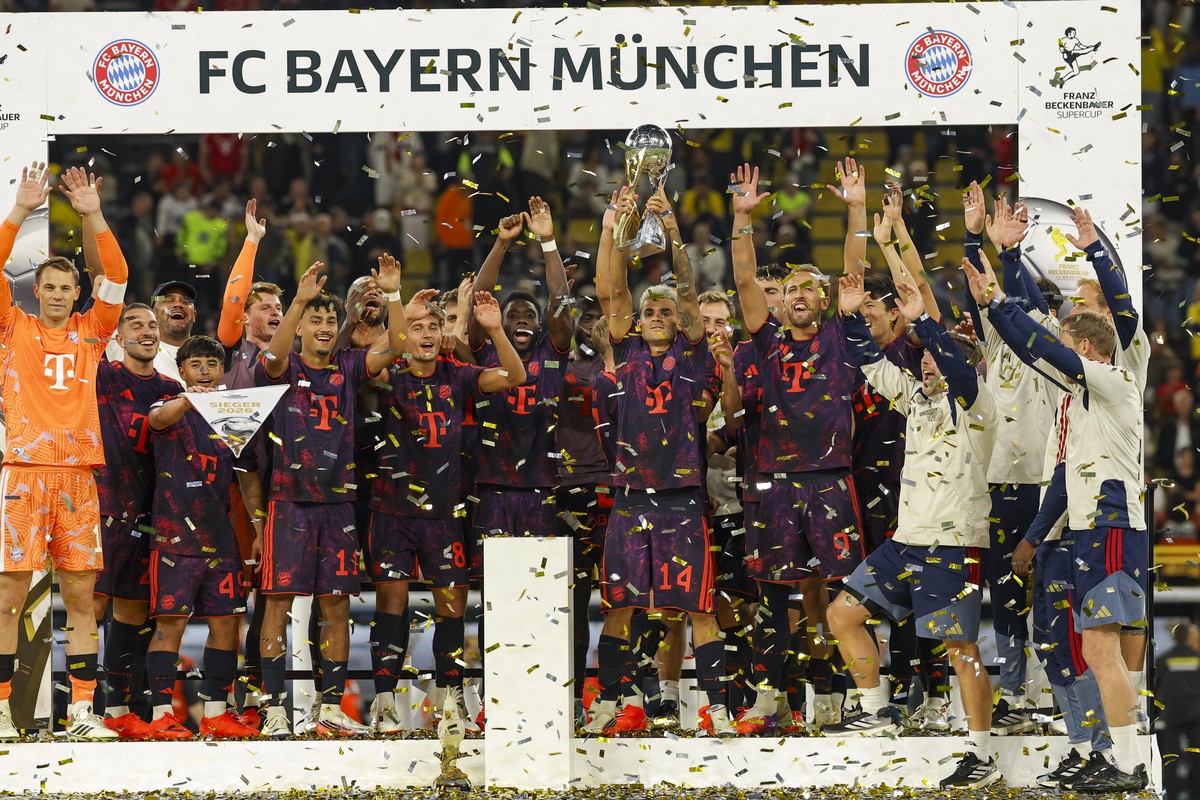epa13185563 Team of Bayern Munich celebrates after winning the Franz Beckenbauer Supercup match between Borussia Dortmund and Bayern Munich, in Dortmund, Germany, 22 August 2026. EPA/CHRISTOPHER NEUND ...