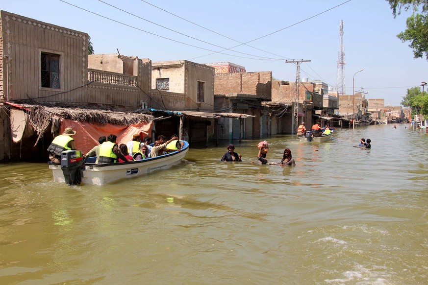 epa10155082 People affected by floods move to higher grounds in Khairpur Nathan Shah, Dadu district, Sindh province, Pakistan, 02 September 2022. According to the National Disaster Management Authorit ...