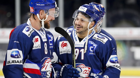 Der Zuercher Doppeltorschuetze Kevin Klein, links, gut gelaunt mit dem Zuercher Inti Pestoni, waehrend dem Eishockey-Meisterschaftsspiel der National League zwischen den ZSC Lions und dem HC Lugano, a ...