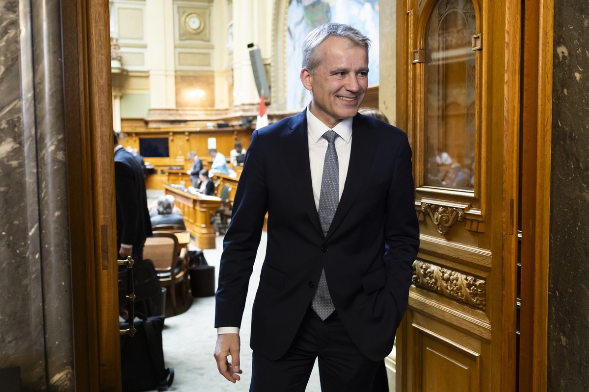 Bundesrat Beat Jans verlaesst am Ende der Sitzung den Nationalrat waehrend der Fruehlingssession der Eidgenoessischen Raete, am Dienstag, 27. Februar 2024, im Nationalrat in Bern. (KEYSTONE/Peter Klau ...