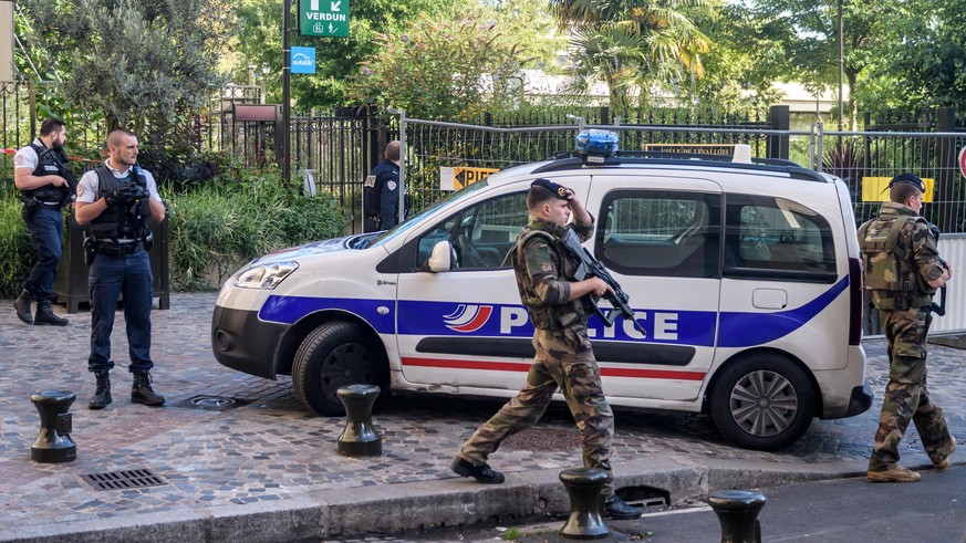 epa06133276 Police and military officers set up a security perimeter near the site where six soldiers of the anti-terrorism Sentinelle operation were hit by a car in Levallois-Perret, near Paris, Fran ...