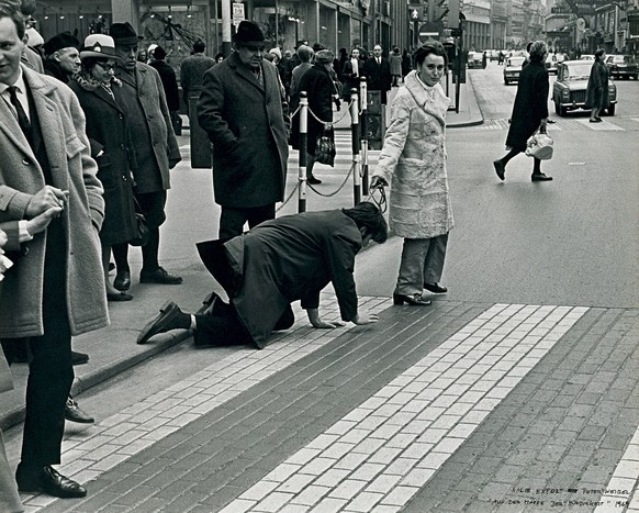 Wenn du zum Weibe gehst, vergiss die Leine nicht. 1968 lässt sich Peter Weibel von der Künstlerin Valie Export als Hund durch Wien führen.