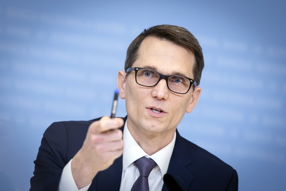 epa12404047 Swiss National Bank&#039;s (SNB) Chairman of the Governing Board Martin Schlegel speaks during a media briefing at the Swiss National Bank in Zurich, Switzerland, 25 September 2025. The SN ...