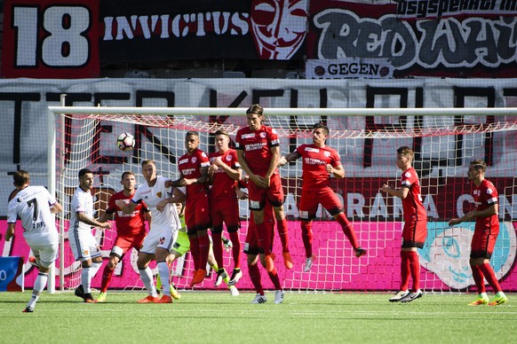 Der Basler Luca Zuffi, links, erzielt per Freistoss das 3:0, im Super League Fussballspiel zwischen dem FC Basel und dem FC Thun, am Sonntag, 28. August 2016, in der Stockhorn Arena in Thun. (KEYSTONE ...