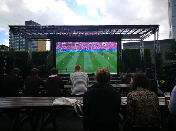 Public Viewing my ass. 11 Gründe, weshalb man die WM zu Hause schauen sollte
Lieber Patrick,

Ich lade dich sehr gerne ein, die Spiele bei mir im Pub um die Ecke zu schauen.

-Gute Sicht auf die h ...