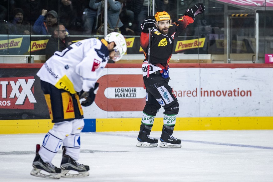 Zugs Fabian Schnyder, links, und Berns Mark Arcobello, rechts, im dritten Eishockey Playoff-Finalspiel der National League zwischen dem SC Bern und dem EV Zug, am Dienstag, 16. April 2019, in der Post ...