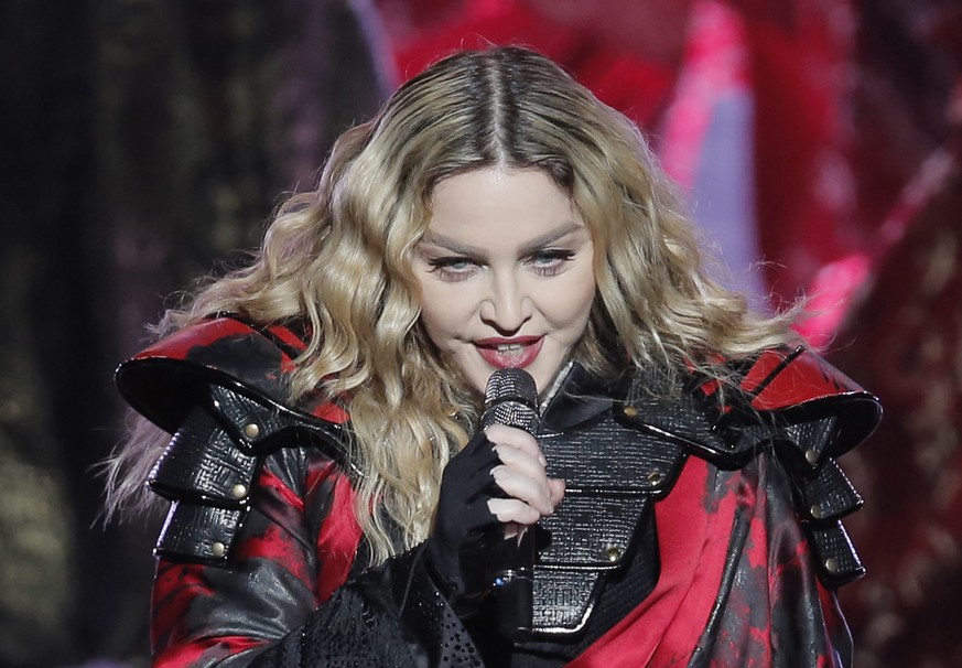 Zumindest das Kostüm erinnert in seinen Farben schon ein bisschen an den Teufel: Madonna während eines Auftritts in China.