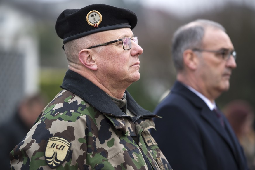 CAPTION CORRECTION: CORRECTS PLACE - Divisionaer Philippe Rebord, links, und Bundesrat Guy Parmelin, hoeren eine Ansprache, wahrend der Kommandouebergabe Chef der Armee, am Donnerstag, 8. Dezember 201 ...