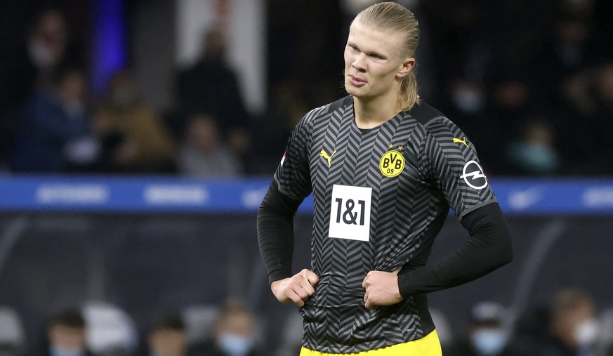 epa09648846 Erling Haaland of Dortmund reacts during the German Bundesliga soccer match between Hertha BSC and Borussia Dortmund in Berlin, Germany, 18 December 2021. EPA/FILIP SINGER CONDITIONS - ATT ...