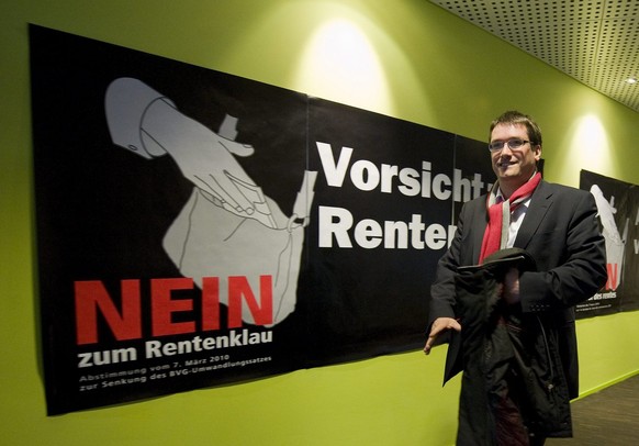 SP-Präsident Christian Levrat neben dem Rentenklau-Plakat, mit dem die BVG-Revision 2010 zu Fall gebracht wurde.